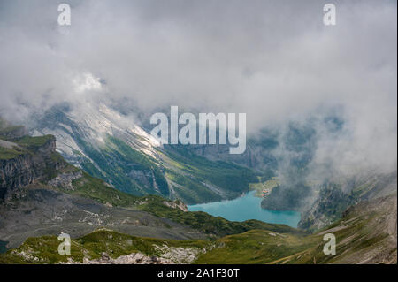 Paysage à Hohtürli avec l'Oeschinensee au loin dans les nuages brumeux lors d'une randonnée Banque D'Images