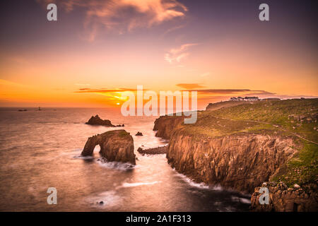 Ciel dramatique au coucher du soleil avec Dodnan Enys et les formations rocheuses en chevalier armé Lands End en Cornouailles, Angleterre, Royaume-Uni, Europe. Banque D'Images