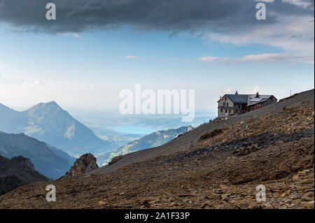 Blüemlisalphütte SAC avec le lac de Thoune et Thun dans la distance en été Banque D'Images