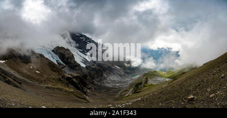 Paysage à Hohtürli avec l'Oeschinensee au loin dans les nuages brumeux lors d'une randonnée Banque D'Images