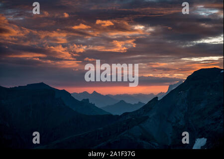 Lever du soleil à l'humeur Blümlisalphütte SAC dans les Alpes Bernoises Banque D'Images