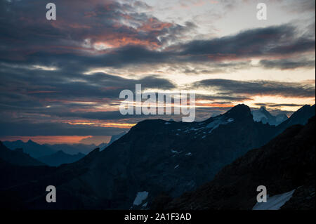 Lever du soleil à l'humeur Blümlisalphütte SAC dans les Alpes Bernoises Banque D'Images