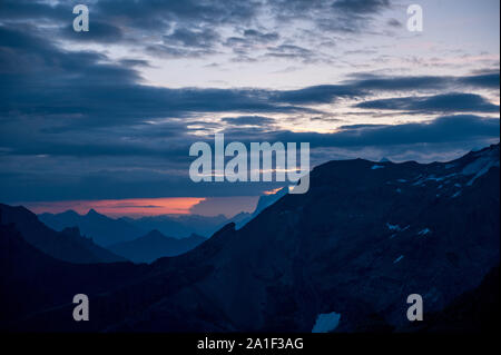 Lever du soleil à l'humeur Blümlisalphütte SAC dans les Alpes Bernoises Banque D'Images