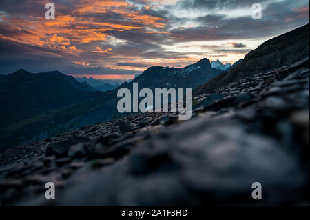 Lever du soleil à l'humeur Blümlisalphütte SAC dans les Alpes Bernoises Banque D'Images