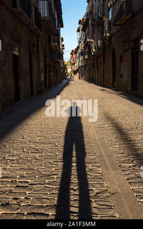 Photographe prend une photo de sa propre ombre portée sur une rue pavée de Puente la Reina - Gares, Navarre, Espagne Banque D'Images