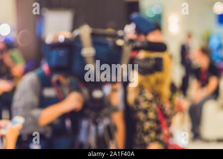 Photo floue. Les journalistes ont interviewé un homme. Microphone de l'appareil photo Banque D'Images