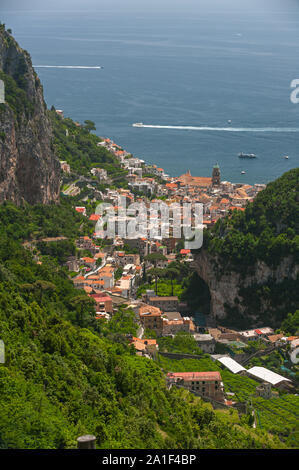 Vue d'Amalfi : création de terrasses pour la culture dans la vallée d'Amalfi Banque D'Images