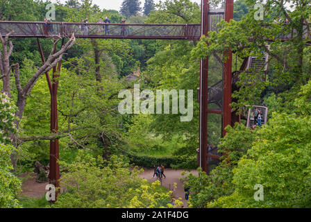 Londres, UK - Apr 9, 2019 : Treetop Walkway permet aux visiteurs de marcher à travers 200 mètres de couvert forestier à Kew Gardens (Jardins botaniques royaux) une e Banque D'Images