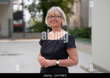 Berlin, Allemagne. 26 Sep, 2019. Ines Fiedler, directeur de l'IT Service Center Berlin, est debout dans une cour à une conférence de presse. Au centre, les chiffres ont été présentés selon lesquels de plus en plus de nouveaux stagiaires de l'immigration dans le secteur public commencent leur carrière à Berlin. Crédit : Paul Zinken/dpa/Alamy Live News Banque D'Images