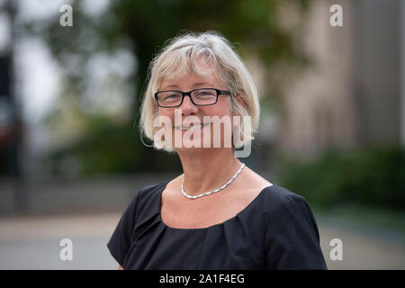 Berlin, Allemagne. 26 Sep, 2019. Ines Fiedler, directeur de l'IT Service Center Berlin, est debout dans une cour à une conférence de presse. Au centre, les chiffres ont été présentés selon lesquels de plus en plus de nouveaux stagiaires de l'immigration dans le secteur public commencent leur carrière à Berlin. Crédit : Paul Zinken/dpa/Alamy Live News Banque D'Images