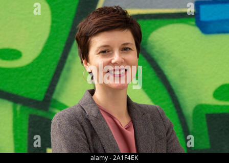 Berlin, Allemagne. 26 Sep, 2019. Katarina Niewiedzial commissaire intégration Berlin est debout devant une fresque dans l'IT Service Center à Berlin. Il y a, les chiffres ont été présentés selon lesquels de plus en plus de nouveaux stagiaires de l'immigration dans le secteur public commencent leur carrière à Berlin. Crédit : Paul Zinken/dpa/Alamy Live News Banque D'Images