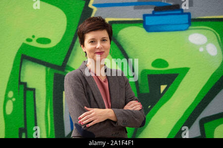 Berlin, Allemagne. 26 Sep, 2019. Katarina Niewiedzial commissaire intégration Berlin est debout devant une fresque dans l'IT Service Center à Berlin. Il y a, les chiffres ont été présentés selon lesquels de plus en plus de nouveaux stagiaires de l'immigration dans le secteur public commencent leur carrière à Berlin. Crédit : Paul Zinken/dpa/Alamy Live News Banque D'Images