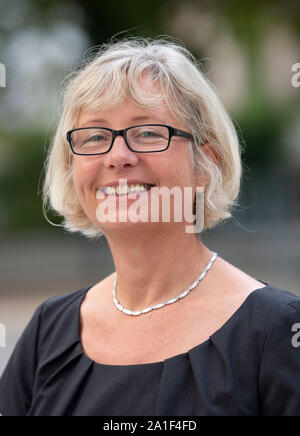 Berlin, Allemagne. 26 Sep, 2019. Ines Fiedler, directeur de l'IT Service Center Berlin, est debout dans une cour à une conférence de presse. Au centre, les chiffres ont été présentés selon lesquels de plus en plus de nouveaux stagiaires de l'immigration dans le secteur public commencent leur carrière à Berlin. Crédit : Paul Zinken/dpa/Alamy Live News Banque D'Images