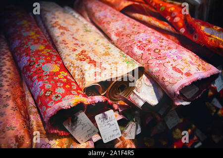 Close-up de kimono pour vendre à un marché dans la ville de Kyoto, Japon Banque D'Images