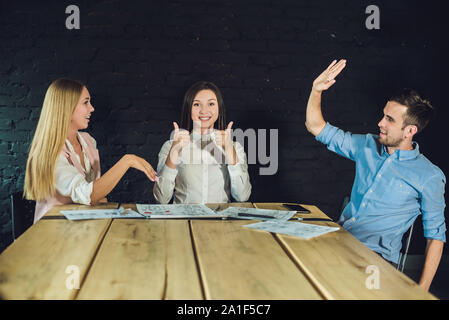 Équipe de jeunes collègues de story-board pour regarder des enregistrements vidéo en bureau coworking modernes. Processus d'équipe. ,Horizontal arrière-plan flou. Banque D'Images