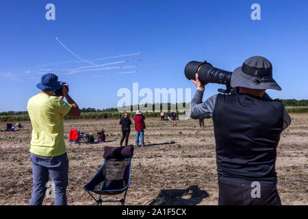 Les photographes d'avions à vol d'angle prennent des photos Banque D'Images