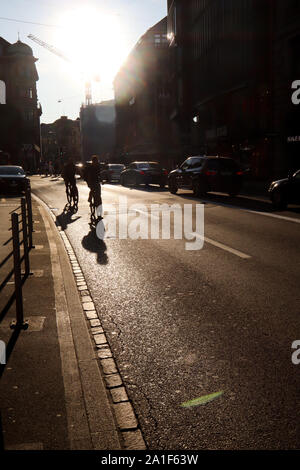 Zurich,Suisse,Juillet 23, 2019 : silhouettes de voitures et motos sur la rue animée de Zurich au coucher du soleil Banque D'Images