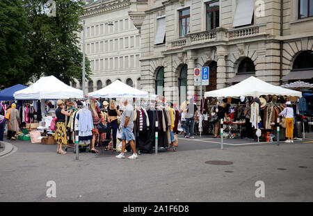 Zurich,Suisse,juillet 21,2019:brocantes sur Burkliplatz le samedi à Zurich, avec de nombreux stands et des parasols, les gens sont à la recherche des différents biens Banque D'Images