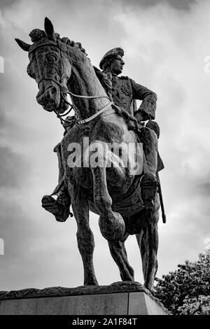 Statue en bronze coulé de Bonnie Prince Charlie à cheval portant redingote et épée,cheval a une jambe levée,Vert Cathédrale Derby UK Banque D'Images