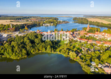 Tir de drone, vue aérienne sur la ville de Röbel, lac Mönchteich en face, église Sainte-Marie au centre, lac Mueritz, Mecklembourg-Poméranie-Occidentale, Allemagne Banque D'Images