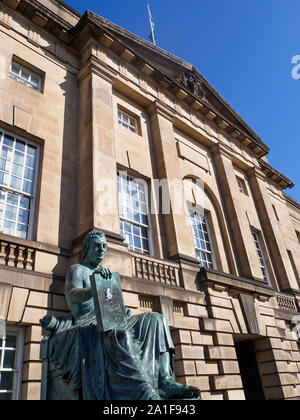 Statue du philosophe David Hume au bâtiment de la Haute Cour sur Lawnmarket le Royal Mile Edinburgh Scotland Banque D'Images