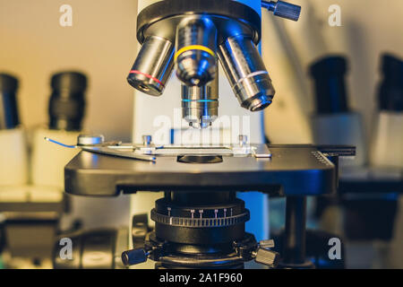 Microscope optique avec quatre différentes lentilles de l'objectif. Banque D'Images
