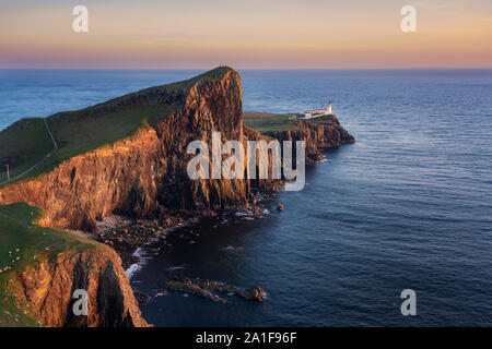 Neist Point Lighthouse sur l'île de Skye en Ecosse pendant le coucher du soleil Banque D'Images