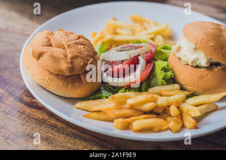 Concept de l'alimentation grecque. Pain avec de la salade de poulet, frites. Banque D'Images