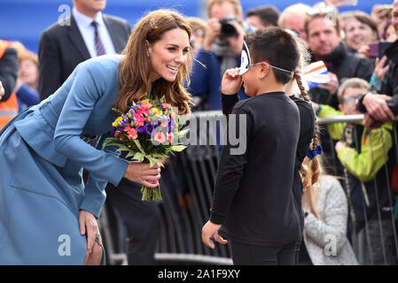 La duchesse de Cambridge reçoit un bouquet de fleurs lors de la cérémonie de baptême du navire de recherche polaire, dont le public a voté pour appeler Jhaampe McBoatface, au chantier naval Cammell Laird à Birkenhead, Merseyside. Banque D'Images