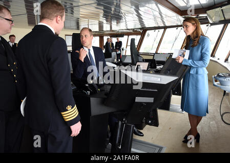 Le duc et la duchesse de Cambridge sur le pont de la RRS David Attenborough, au cours de la cérémonie de baptême du navire de recherche polaire, dont le public a voté pour appeler Jhaampe McBoatface, au chantier naval Cammell Laird à Birkenhead, Merseyside. Banque D'Images
