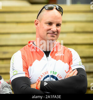 Londres, Royaume-Uni. Vendredi 26 septembre 2019. L'ancien capitaine de cricket de l'Angleterre, Sir Andrew Strauss visite Le Royal Marsden au cours du cycle de vie pour respirer le Défi, un cycle de relais communautaires Lands End à John O Groats, comprenant les patients engagés, des clubs de vélo, les personnes intéressées, de médecins et d'infirmières et d'experts scientifiques. Des fonds sont recueillis pour la Fondation Ruth Strauss et de l'ALC-positif UK Cancer du poumon la charité. L'épouse de sir Strauss Ruth sont morts d'ALK + cancer du poumon. Crédit : Stephen Chung / Alamy Live News Banque D'Images