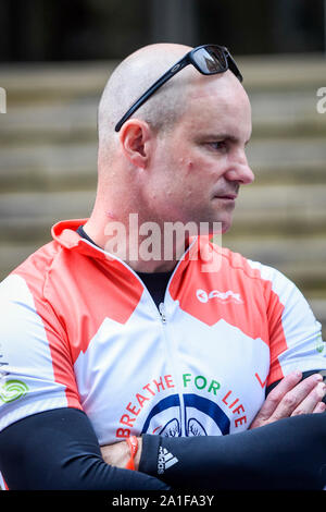 Londres, Royaume-Uni. Vendredi 26 septembre 2019. L'ancien capitaine de cricket de l'Angleterre, Sir Andrew Strauss visite Le Royal Marsden au cours du cycle de vie pour respirer le Défi, un cycle de relais communautaires Lands End à John O Groats, comprenant les patients engagés, des clubs de vélo, les personnes intéressées, de médecins et d'infirmières et d'experts scientifiques. Des fonds sont recueillis pour la Fondation Ruth Strauss et de l'ALC-positif UK Cancer du poumon la charité. L'épouse de sir Strauss Ruth sont morts d'ALK + cancer du poumon. Crédit : Stephen Chung / Alamy Live News Banque D'Images