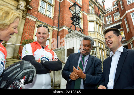 Londres, Royaume-Uni. Vendredi 26 septembre 2019. (2L à R) Sir Andrew Strauss, professeur Sanjay Popat et James Brokenshire MP parlez (L) Le Dr Fiona McDonald à l'extérieur du Royal Marsden, un pitstop pour Sir Strauss au cours de la Du cycle de vie pour respirer, un cycle Défi communautaire relais de Lands End à John O Groats. Des fonds sont recueillis pour la Fondation Ruth Strauss et de l'ALC-positif UK Cancer du poumon la charité. L'épouse de sir Strauss Ruth sont morts d'ALK + cancer du poumon. Crédit : Stephen Chung / Alamy Live News Banque D'Images