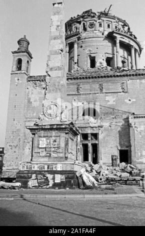 Zerstörte Kirche Sankt Nikolai à Potsdam bei Berlin, Deutschland 1946. L'église Saint Nikolai détruits à Potsdam, près de Berlin, Allemagne 1946. Banque D'Images