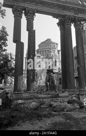 Blick auf die zerstörte Kirche Sankt Nikolai à Potsdam bei Berlin, Deutschland 1946. Vue de l'église Saint Nikolai détruits à Potsdam, près de Berlin, Allemagne 1946. Banque D'Images