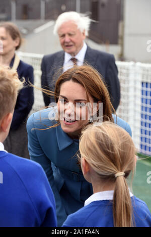 La duchesse de Cambridge répond aux enfants de l'école au cours de la cérémonie de baptême du navire de recherche polaire, dont le public a voté pour appeler Jhaampe McBoatface, au chantier naval Cammell Laird à Birkenhead, Merseyside. Banque D'Images