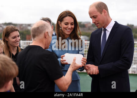 Le duc et la duchesse de Cambridge et Sir David Attenborough sont montré une carotte de glace de l'Antarctique au cours de la cérémonie de baptême du navire de recherche polaire, dont le public a voté pour appeler Jhaampe McBoatface, au chantier naval Cammell Laird à Birkenhead, Merseyside. Banque D'Images