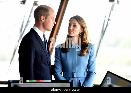 Le duc et la duchesse de Cambridge sur le pont de la RRS David Attenborough, au cours de la cérémonie de baptême du navire de recherche polaire, dont le public a voté pour appeler Jhaampe McBoatface, au chantier naval Cammell Laird à Birkenhead, Merseyside. Banque D'Images