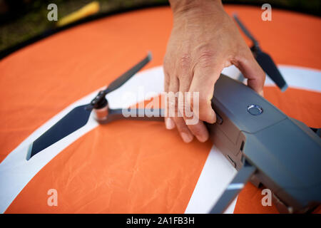 Close-up of a man la préparation d'un drone pour voler. Banque D'Images