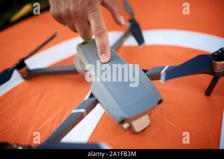 Close-up of a man la préparation d'un drone pour voler. Banque D'Images