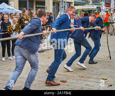 Wolfsburg, Allemagne, le 1 septembre., 2019 : les jeunes hommes et les hommes d'âge moyen de rassembler sur une corde pendant le championnat fun bus en tirant Banque D'Images