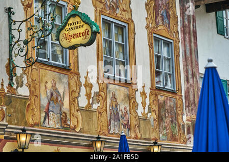 Mittenwald, Allemagne, le 10 août., 2019 : traditionnellement peints mur extérieur d'un hôtel en Bavière Banque D'Images