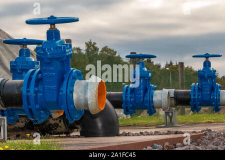 L'eau de source pour les soupapes bleu transport après purification et nettoyage de l'eau Banque D'Images