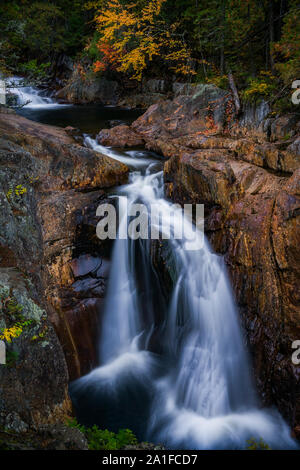 Couleurs d'automne au-dessus de la chute principale au Smalls Falls dans le Maine. NIKKOR Nikon Z 7, S 24-70mm f/4 S @ 34mm, f/5.6, ISO 800, 4 secondes, polariseur. # Smal Banque D'Images