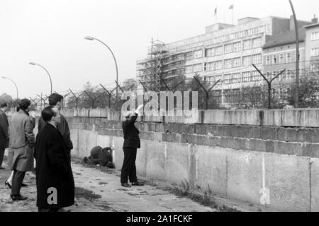 Berliner Mauer suis Bethaniendamm Ecke Leuschnerdamm à Berlin, Deutschland 1962. Mur de Berlin à l'angle de la rue Bethaniendamm et Leuschnerdamm, Allemagne 1962. Banque D'Images