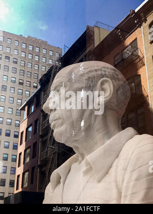 NYC, New York, United States/- sept, 25, 2019 : Avis de Pablo Picasso Sculpture dans la fenêtre de New York Academy of Art Banque D'Images