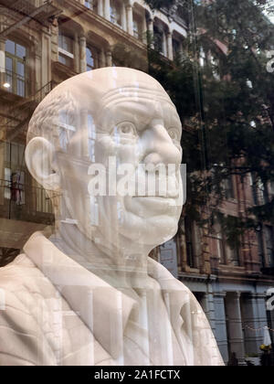 NYC, New York, United States/- sept, 25, 2019 : Avis de Pablo Picasso Sculpture dans la fenêtre de New York Academy of Art Banque D'Images