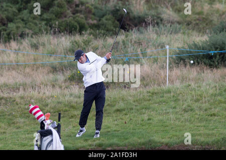 St Andrews, Écosse, Royaume-Uni. 26 Sep, 2019. Tournée européenne, Alfred Dunhill Links Championship, premier tour, l'ancien joueur international de football portugais Luis Figo joue son coup de la dure sur le deuxième trou sur le parcours de championnat à Carnoustie Golf Links Credit : Action Plus Sport Images/Alamy Live News Banque D'Images