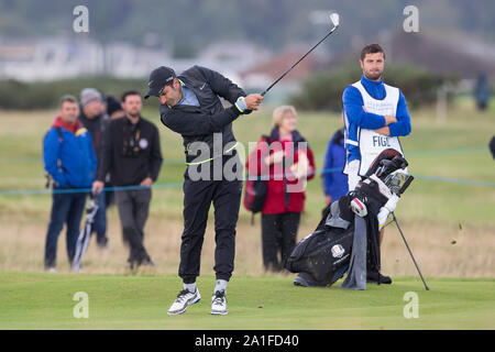 St Andrews, Écosse, Royaume-Uni. 26 Sep, 2019. Tournée européenne, Alfred Dunhill Links Championship, premier tour, l'ancien joueur international de football portugais Luis Figo joue son tir de l'allée sur le cinquième trou sur le parcours de championnat à Carnoustie Golf Links Credit : Action Plus Sport Images/Alamy Live News Banque D'Images