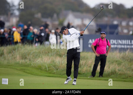 St Andrews, Écosse, Royaume-Uni. 26 Sep, 2019. Tournée européenne, Alfred Dunhill Links Championship, premier tour, l'ancien joueur international de football portugais Luis Figo joue son coup de la pièce en T sur le deuxième trou sur le parcours de championnat à Carnoustie Golf Links Credit : Action Plus Sport Images/Alamy Live News Banque D'Images